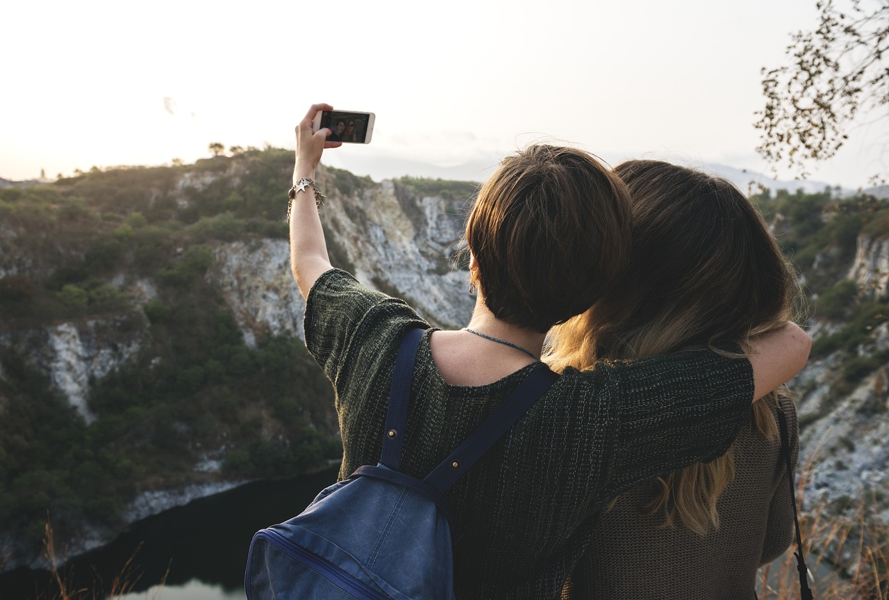 农村365天的槐花故事，镜头里的春日芬芳与岁月温情